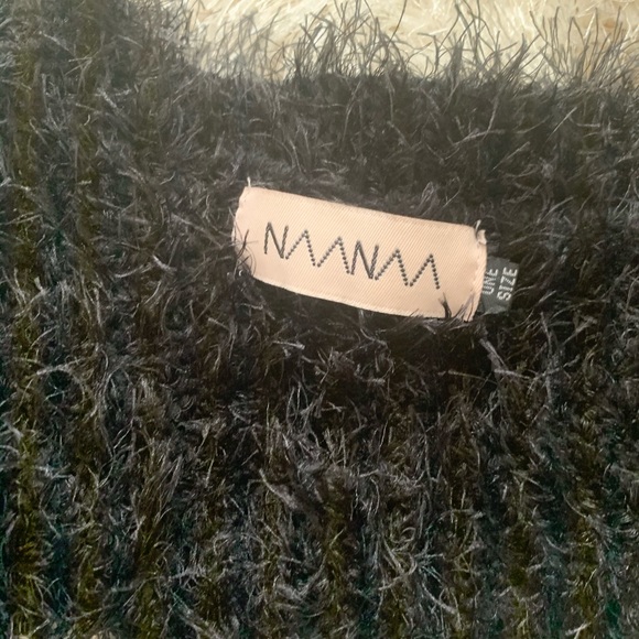 Boutique Fuzzy Sweater Perfect for Winter - Picture 2 of 2